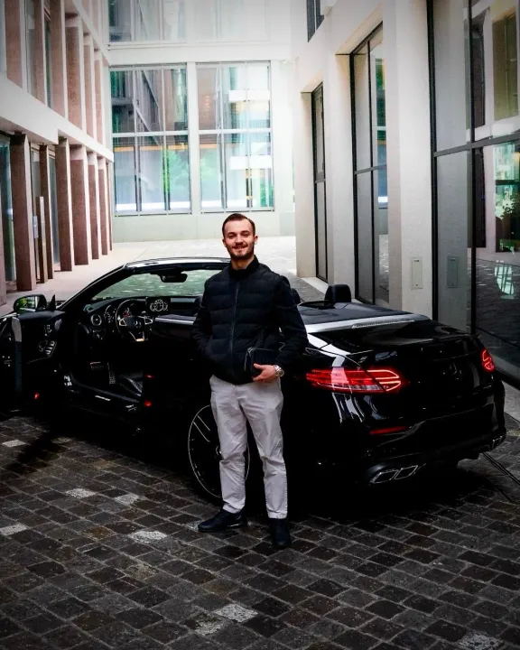 Gaspar con coche deportivo